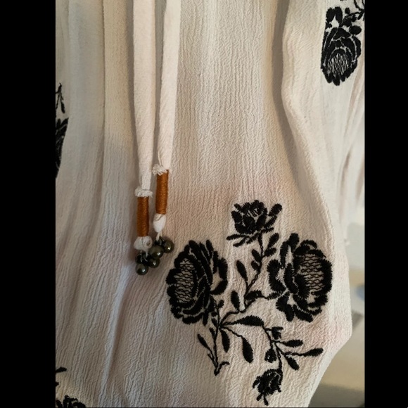 Chloe & Katie Floral Embroidered blouse - Picture 5 of 8